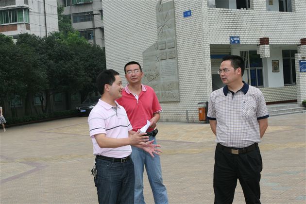 副校长刘凯及行政办副主任熊波向教育局贾局长汇报工作