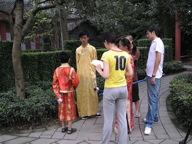 刚入片场，孩子们还很紧张