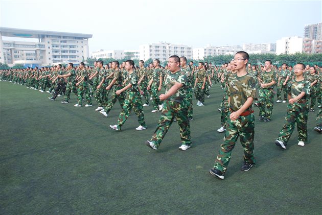 棠中外语学校2012届新生军训汇报表演3