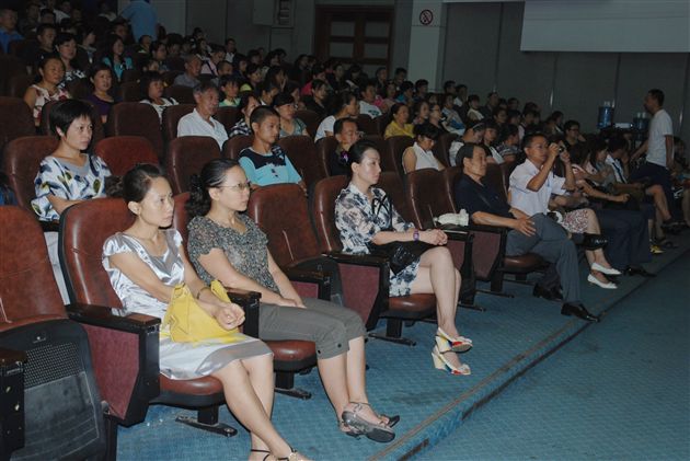 诵读经典名著 培养“英语语感”３