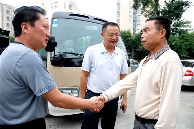 双流县领导亲切慰问黄光成校长2