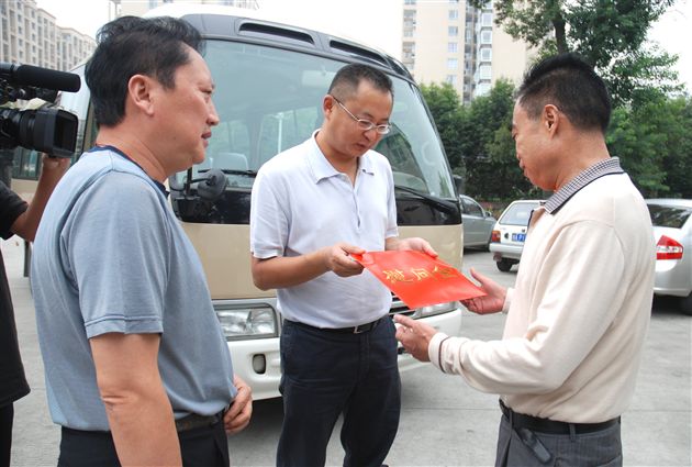 双流县领导亲切慰问黄光成校长3