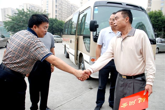 双流县领导亲切慰问黄光成校长4