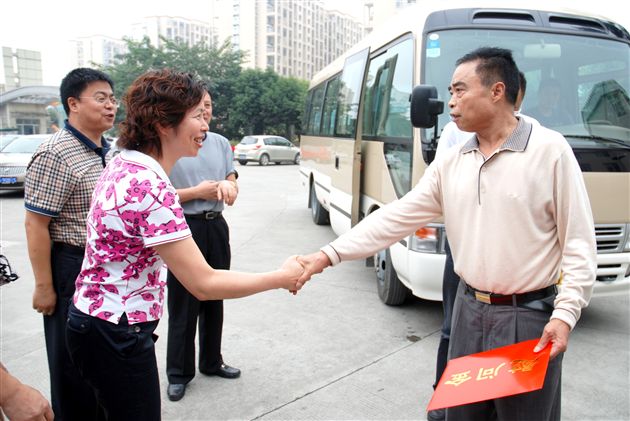 双流县领导亲切慰问黄光成校长5