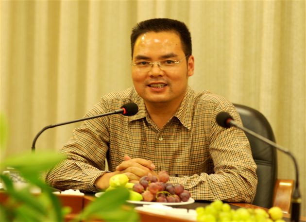 县教育局局长贾兆余