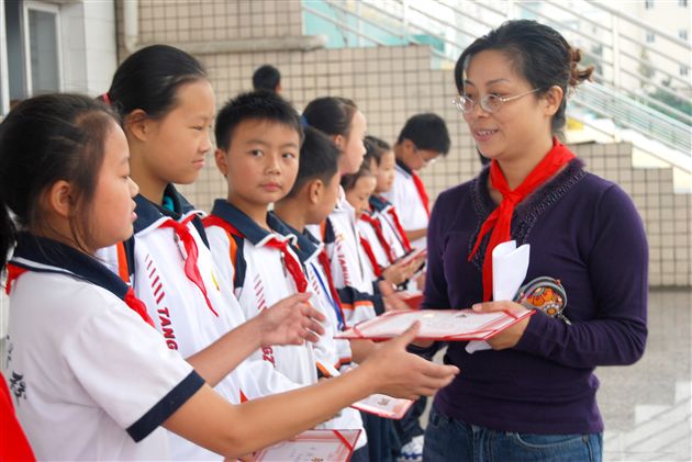 棠外附小隆重庆祝中国少年先锋队建队60周年5