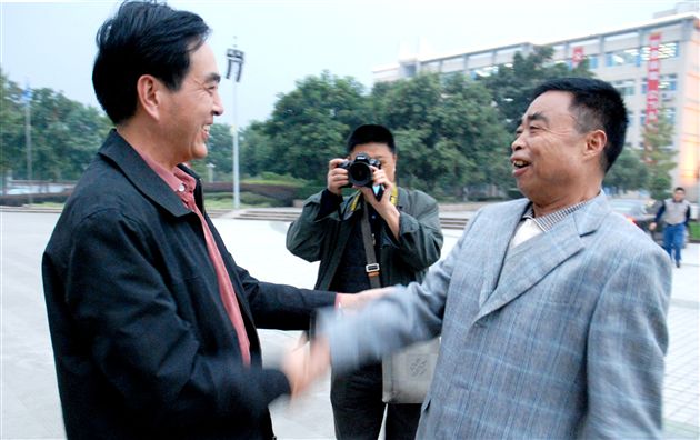 翠屏区区委书记刘虹一行考察棠外1