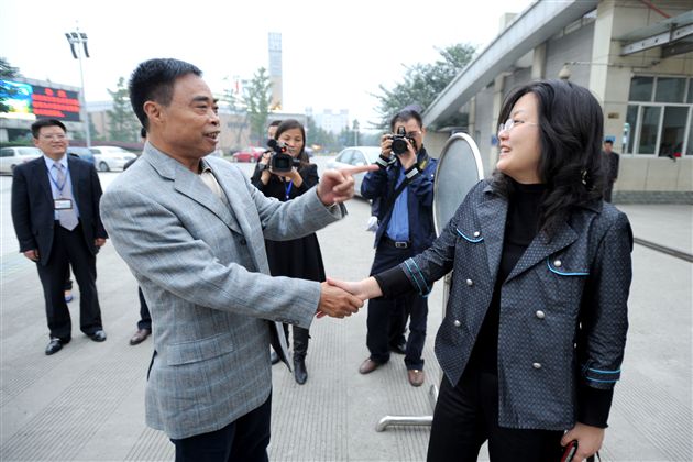 翠屏区区委书记刘虹一行考察棠外2