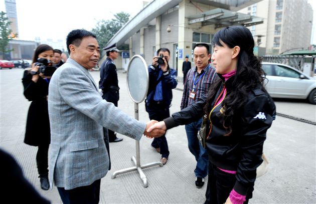 翠屏区区委书记刘虹一行考察棠外3