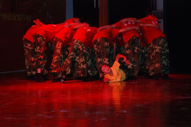 群舞《大地里的双手》参赛剧照1