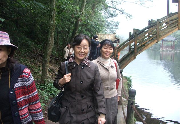 香水沟：碧水、小桥、倒影