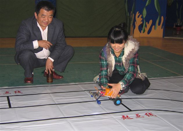 家长与子女亲切交流