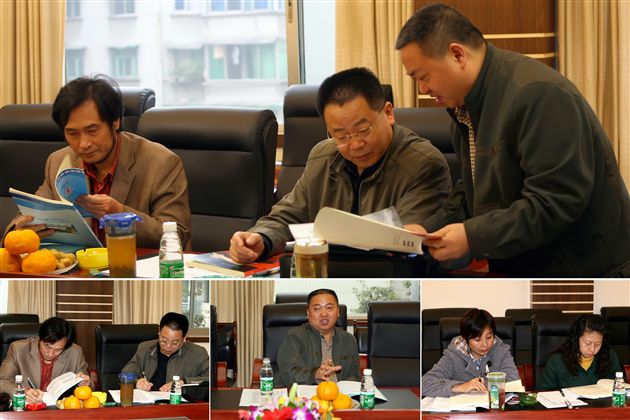 熊校长向市教科所专家介绍我校“三段式教学模式”