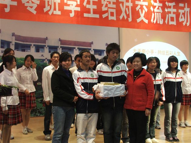 肖教授向零班同学赠送礼物</p><p>　　