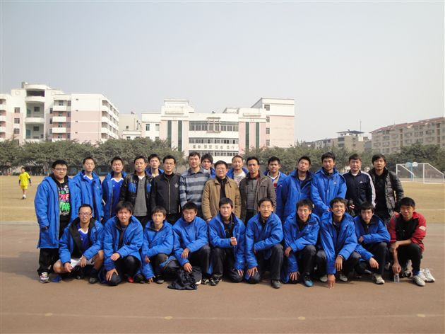 市体育局和学校领导看望慰问男足队