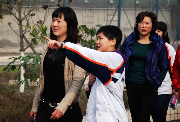 学生向家长介绍学校