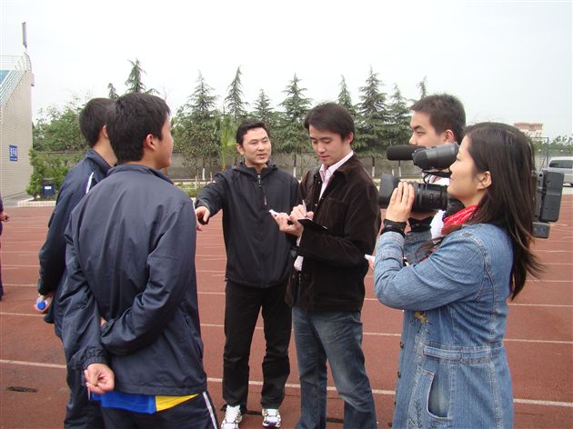 新华社记者采访棠外男足教育1