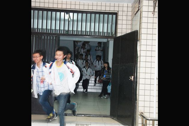 棠外全校师生举行安全疏散演练3