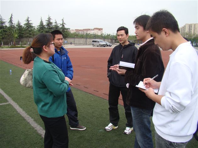 新华社记者采访棠外男足教育