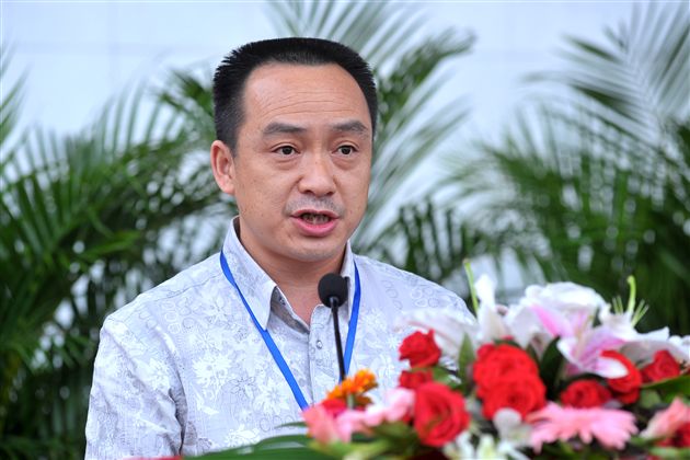 校长助理王天贵宣读学校2010学年度工作成绩突出的先进集体和个人名单