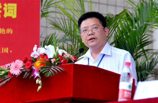 校长助理姚平宣读学校2010学年度初中部先进集体和获奖学生名单