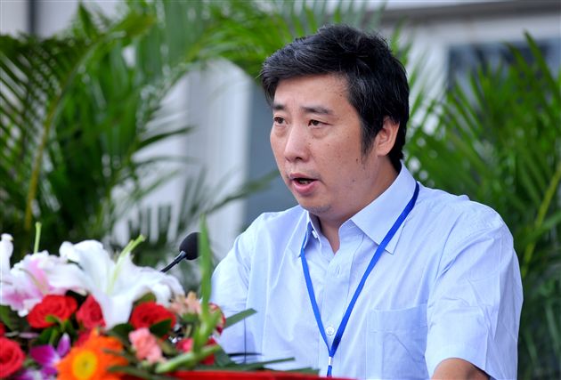 校长助理闫守智宣读学校2010学年度高中部先进集体和获奖学生名单