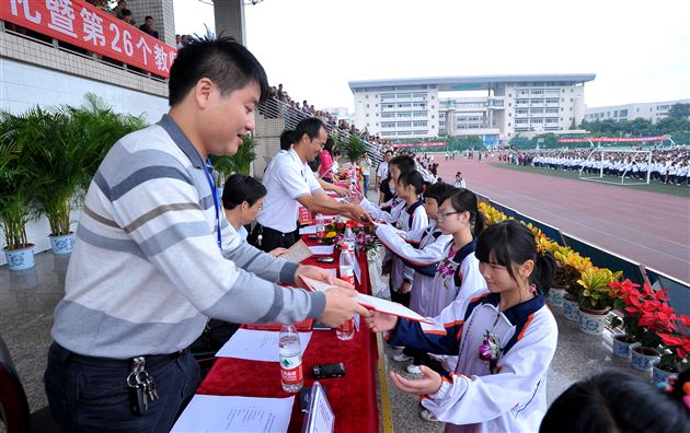 为获奖学生颁奖