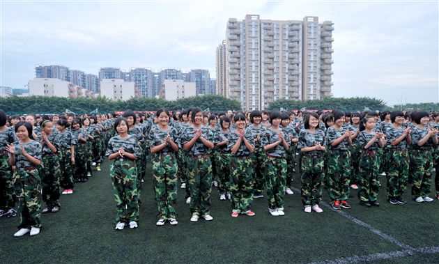 为学校的发展鼓掌