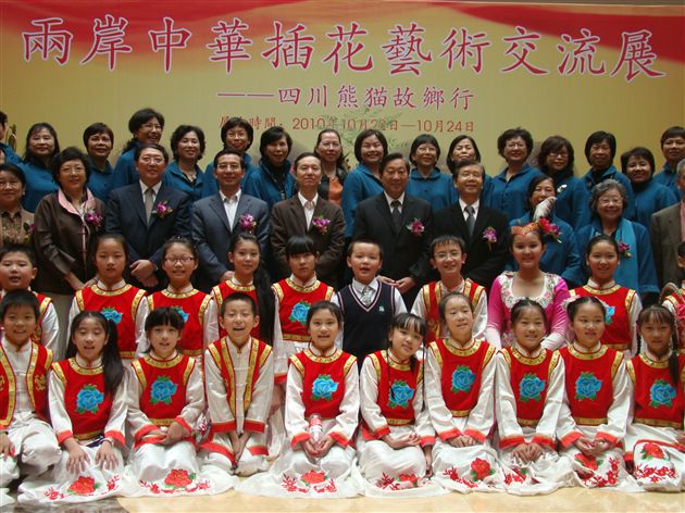 开幕式上佳宾和表演同学合影