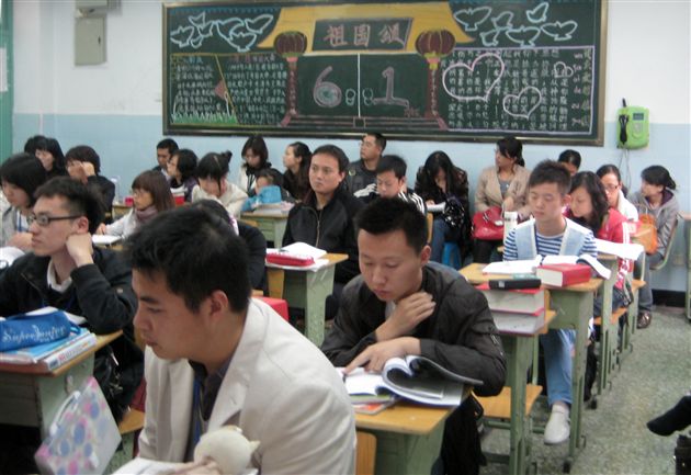 初2010级第二届班主任沙龙2</p><p>　　