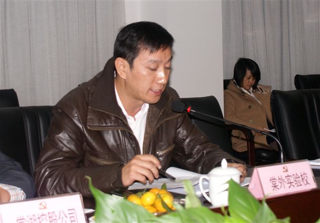 棠外党总支副书记付全中向省市调研组作学校党建工作经验交流汇报