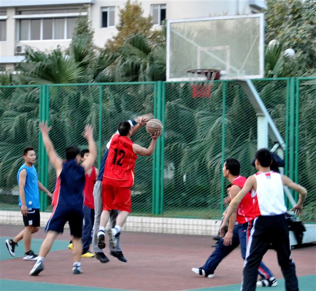 张旭老师“力拔山兮”</p><p>　　