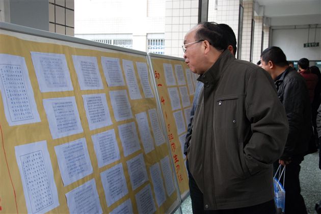 参观棠外师生写字习作展