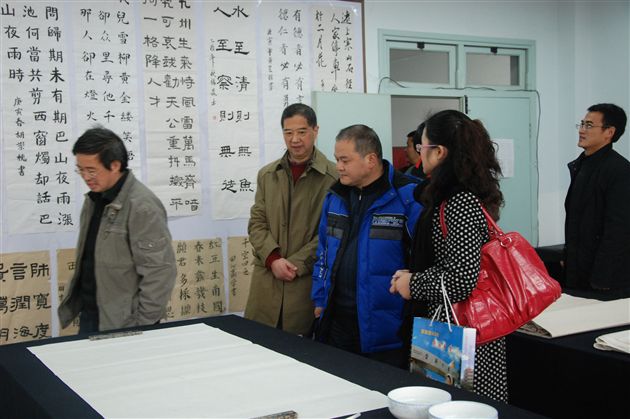 参观中学部书法教室及学生习作