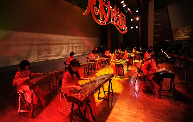 古筝齐奏《山丹丹开花红艳艳》 演奏：海棠艺术团古筝乐团