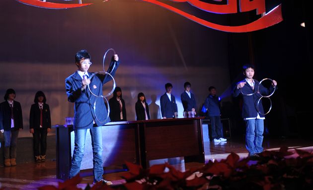 .魔术《神奇变变变》 表演：海棠艺术团魔术协会</p><p>　　