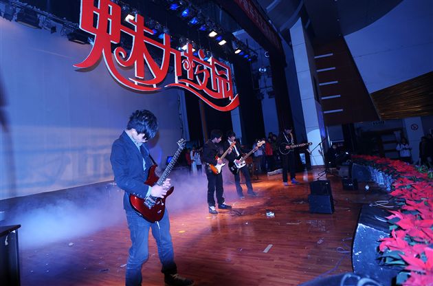 电声乐队表演《激情序曲》  表演：高一、高二年级学生