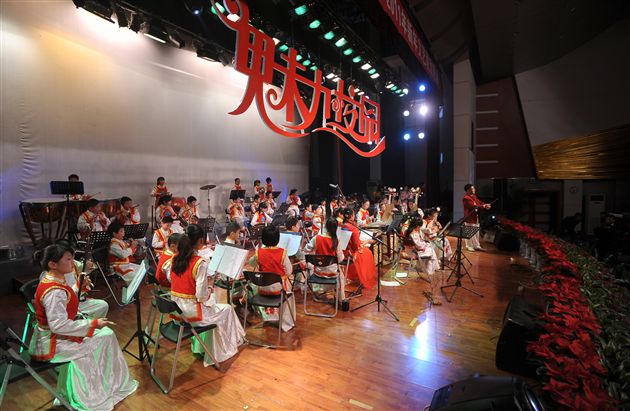 民乐合奏《拉德斯基进行曲》  表演：小天使民族乐团 海棠艺术团民乐团
</p><p>　　