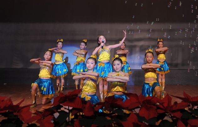 歌曲《跨世纪的新一代》  演唱：倪羽裳