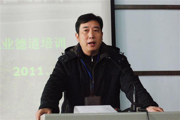 棠外高中部召开教师培训会