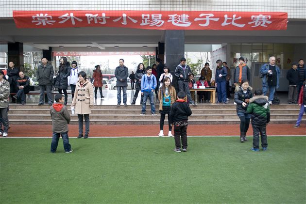 棠外附小举行班级踢毽子比赛