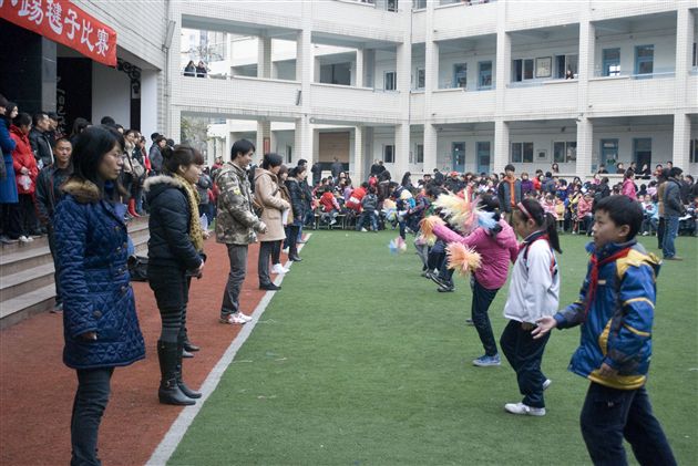 棠外附小举行班级踢毽子比赛