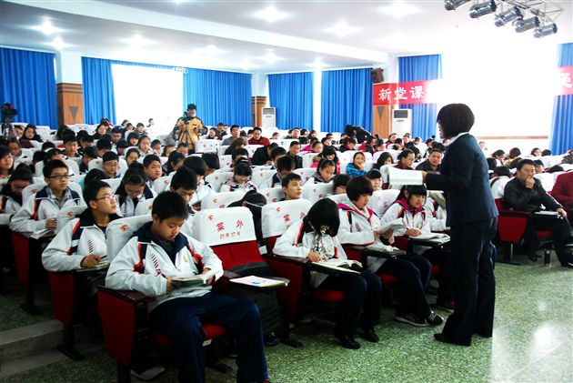 双流县八年级语文阅读教学同课异授研讨会在棠外举行