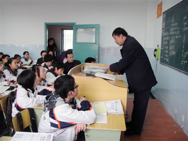 棠中外语学校初2011届开展家长开放日活动