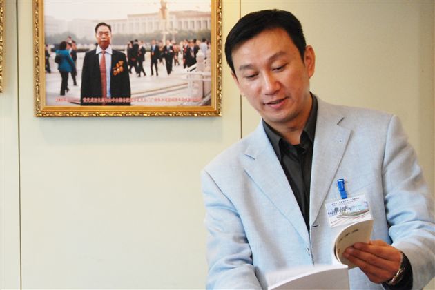 走进棠外　携手棠外　共建棠外——记新进大学生参观校荣誉陈列室座谈会