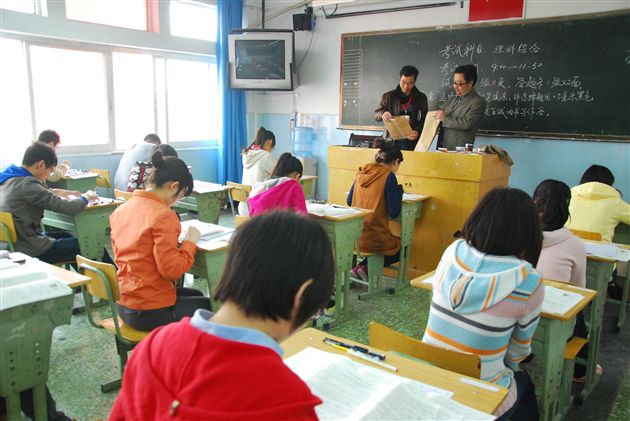 省教育考试院领导莅临我校调研2011届普通高考考生知识能力水平摸底测试（环比）工作