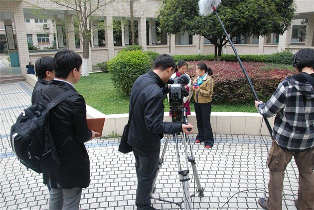 中央电视台一行再访棠外 真情温暖重建心灵家园