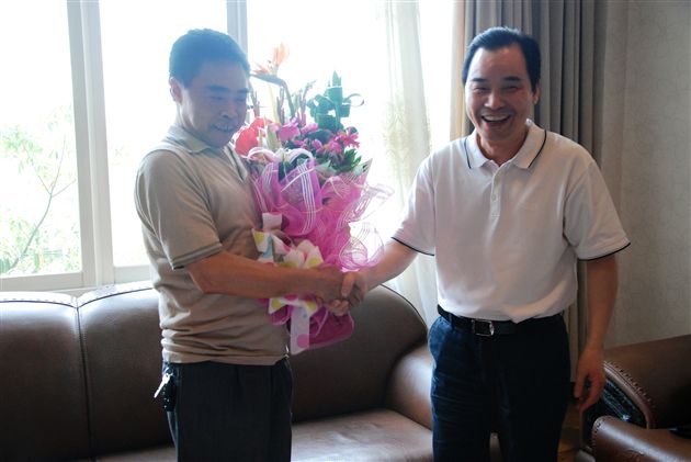 双流县总工会、双流县教育工会慰问棠外全国劳模黄光成校长