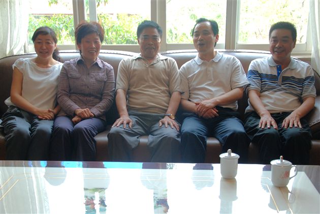 双流县总工会、双流县教育工会慰问棠外全国劳模黄光成校长