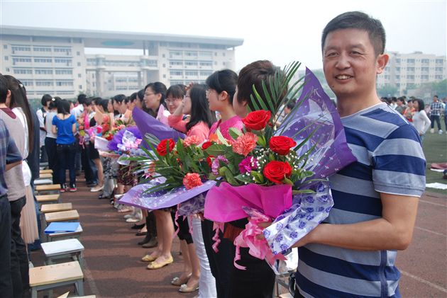 群情激昂震霄汉 高考冲刺待金榜——记棠外高2011届成人宣誓仪式暨高考冲刺誓师大会